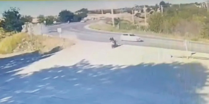 Bariyerlere çarpan motosiklet sürücüsü yaşamını yitirdi